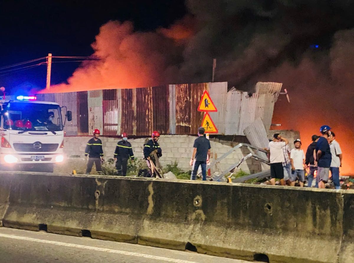 Lực lượng chữa cháy cùng các xe chuyên dụng đến hiện trường khống chế ngọn lửa. Ảnh: Duy Tuấn