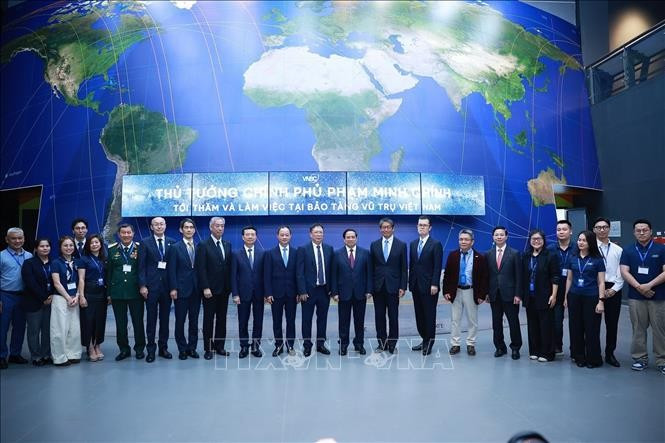 Thủ tướng Phạm Minh Chính tham quan Bảo tàng vũ trụ Việt Nam tại Khu Công nghệ cao Hoà Lạc. Ảnh: Dương Giang/TTXVN