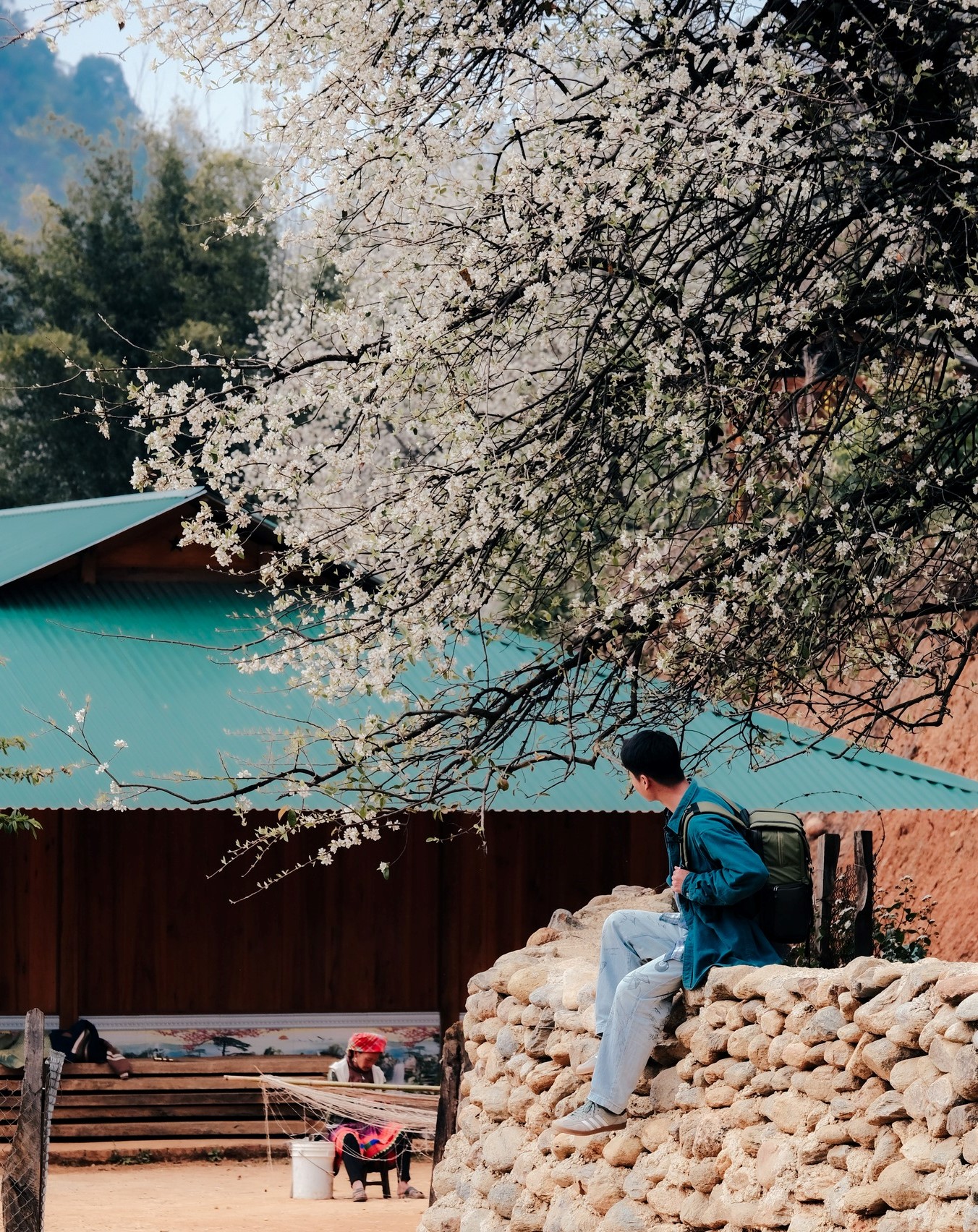 Đỗ Việt Anh là một gen Z yêu nhiếp ảnh, làm nghề thiết kế nội thất tại Hà Nội. Bạn trẻ này cùng bạn bè mới có chuyến khám phá Nậm Nghẹp lần đầu, chuyến đi tự túc mang tới sự thoải mái trong lịch trình. Dù chỉ du lịch trong 2 ngày 1 đêm nhưng Việt Anh đã lưu lại được rất nhiều bức ảnh đẹp.