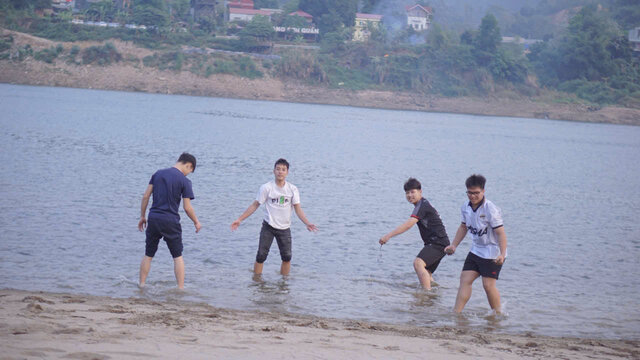 Người dân đi dạo giữa lòng sông Đà. Ảnh: Minh Chuyên