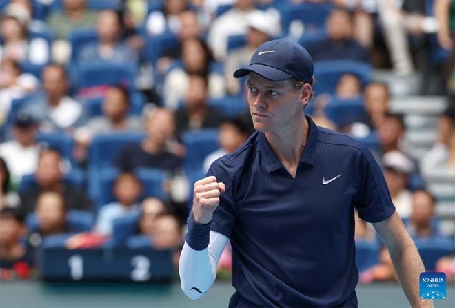 Jannik Sinner san bằng kỷ lục của Federer, Djokovic