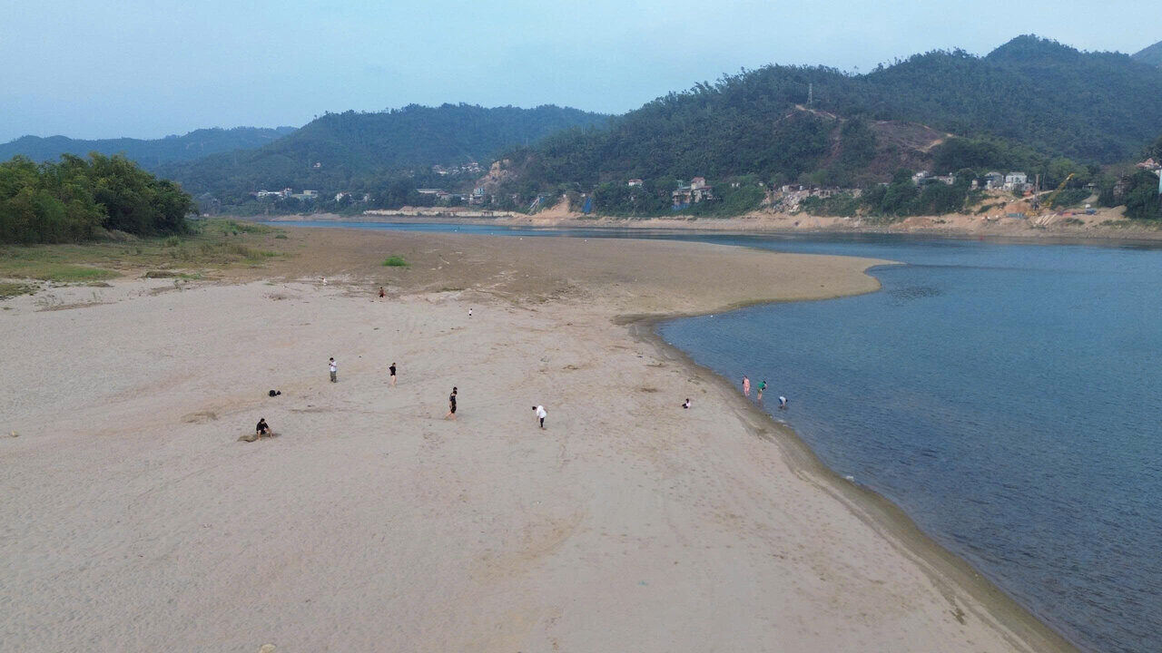 Mực nước sông Đà xuống thấp, để lộ nhiều bãi cát. Ảnh: Minh Chuyên