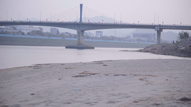 Cận cảnh bãi cát giữa lòng sông Đà. Ảnh: Minh Tuấn