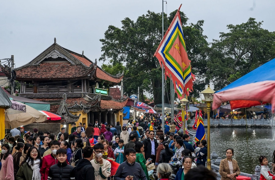 Lễ hội chùa Keo Hành Thiện thu hút đông đảo người dân, du khách đến tham dự. chua-keo-hanh-thien-huyen-tich-mot-ngoi-chua-4.jpg