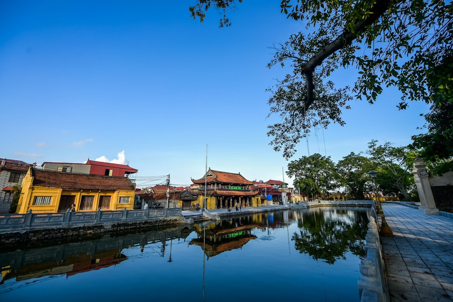 Tam quan nội kiêm gác chuông soi bóng mặt hồ nước yên ả. chua-keo-hanh-thien-huyen-tich-mot-ngoi-chua-2.jpg