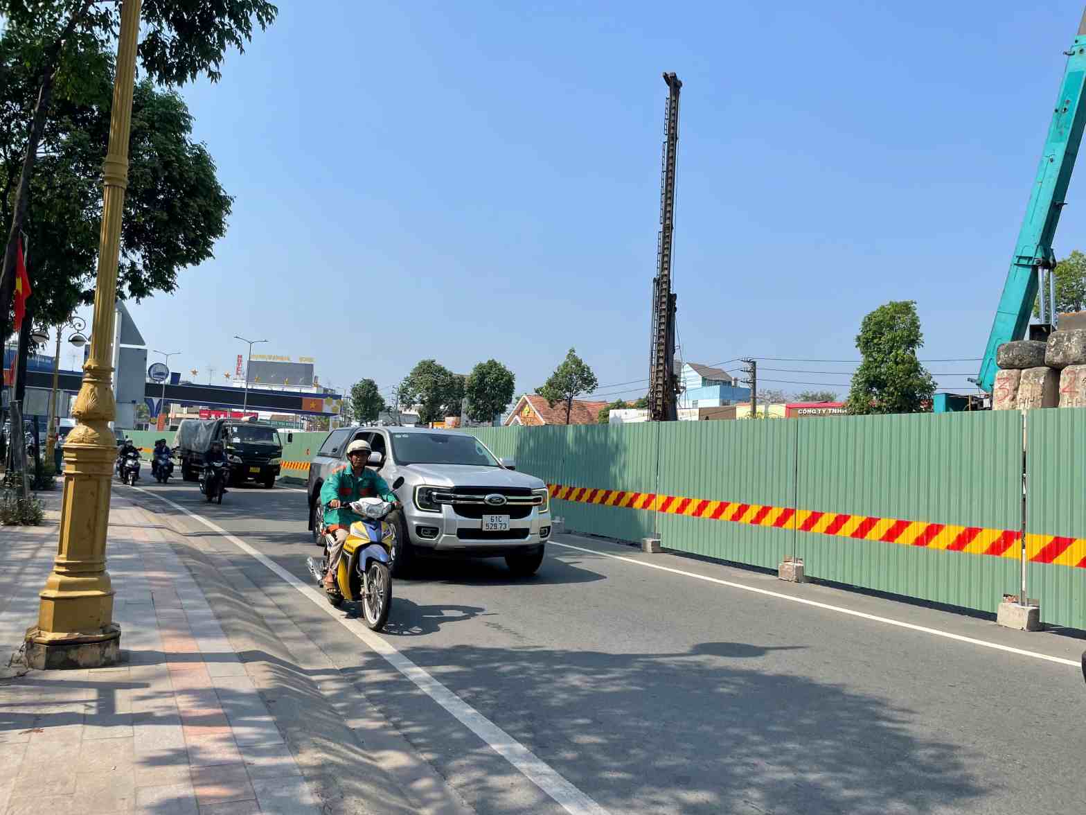 Giao thông phía bên đường Phạm Ngọc Thạch. Ảnh: Đình Trọng