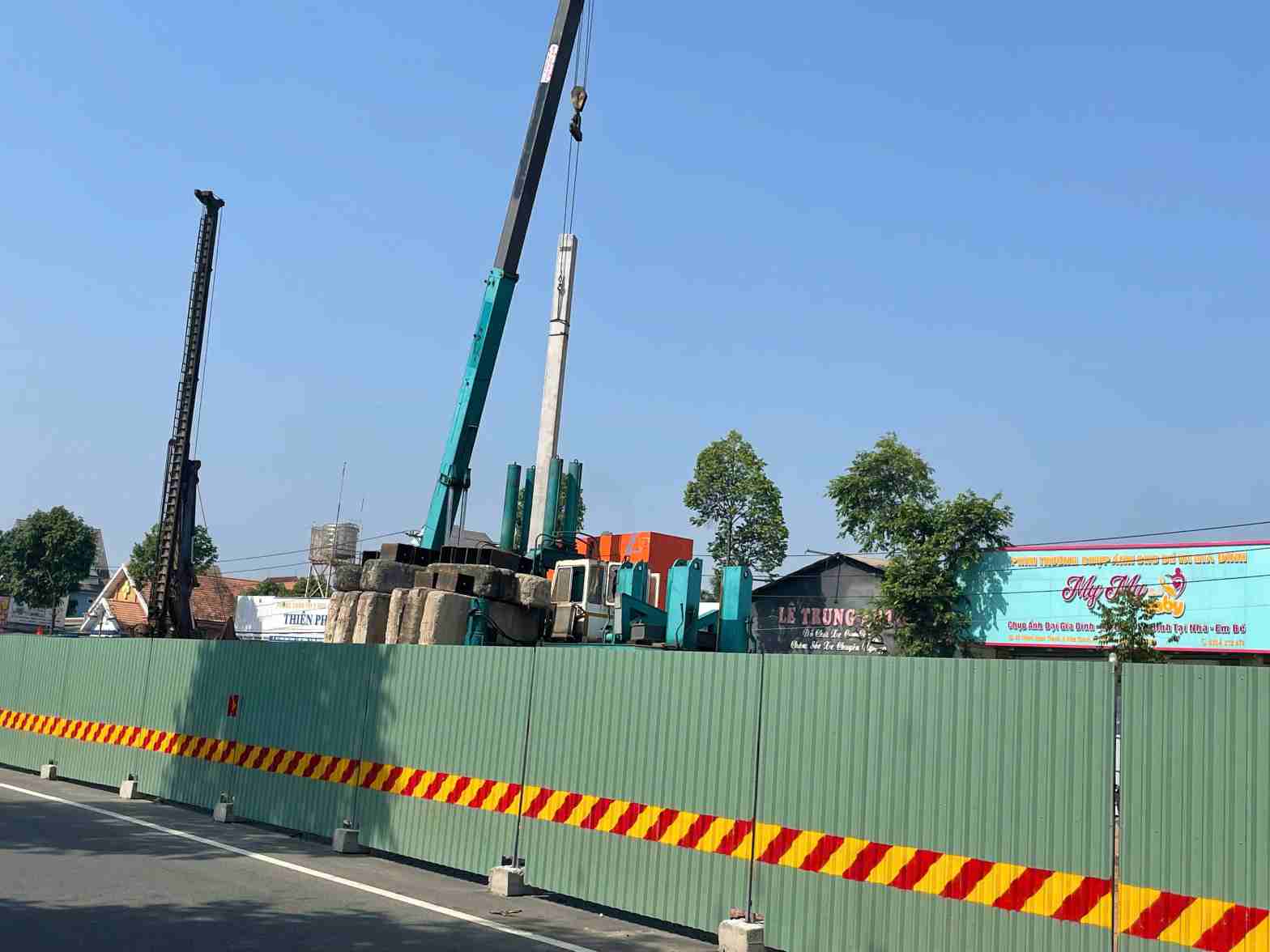 Các đơn vị đang đóng cọc, thực hiện các mũi khoan đầu tiên. Ảnh: Đình Trọng