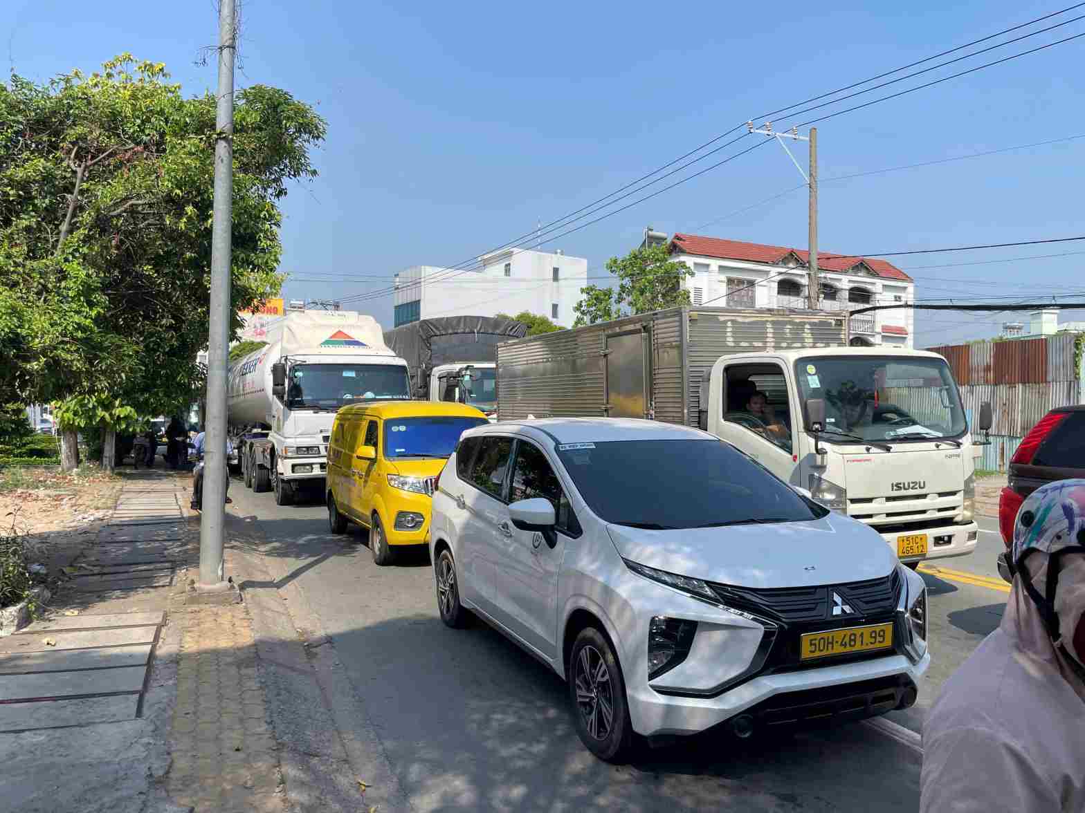 Đường Huỳnh Văn Cù giao thông thường xuyên ùn ứ kéo dài. Ảnh: Đình Trọng