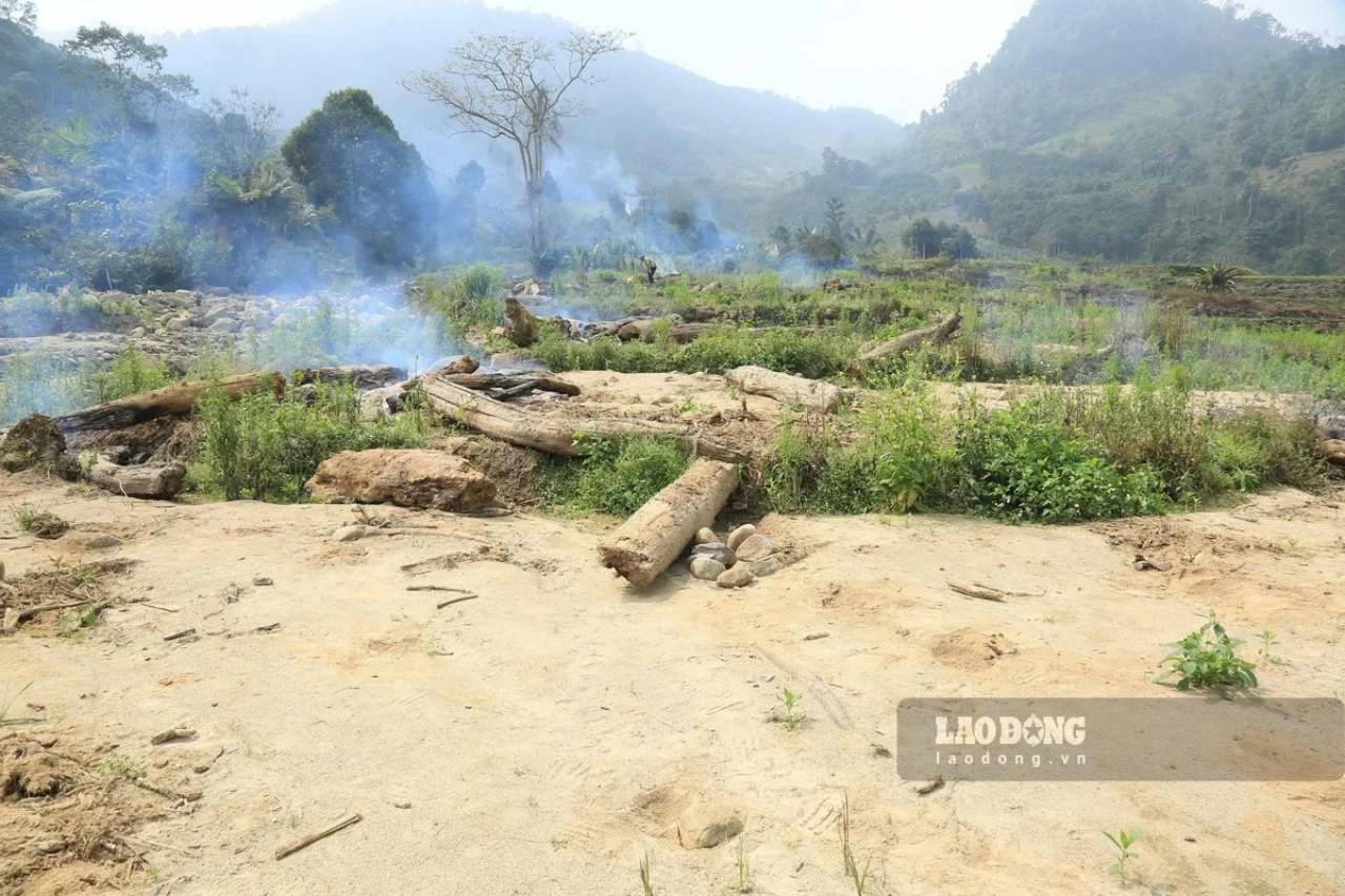 Người dân vẫn muốn an cư, hồi sinh lại những thửa ruộng bị đất, đá vùi lấp. Ảnh: Văn Đức