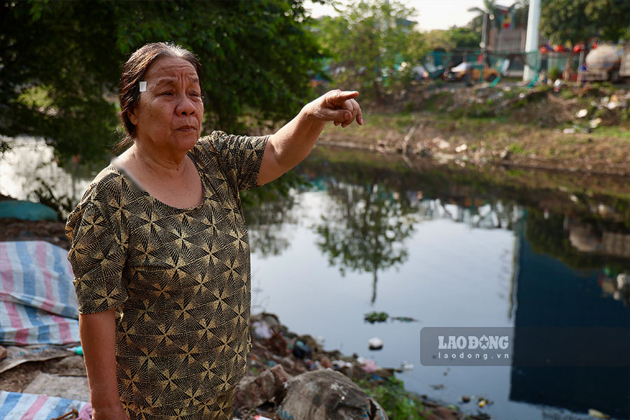 “Quá hôi thối, không thể chịu nổi” là cảm nhận của bà Bùi Thị Tiếp (phường Kiến Hưng, Hà Nội) khi hàng ngày phải sống gần khu vực sông Nhuệ. Bà cho biết, không chỉ mình bà mà cả 3-4 thế hệ trong gia đình bà cũng phải “sống chung” với mùi nồng nặc của đoạn sông ô nhiễm này.