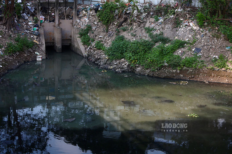 chân cầu mậu lương 1 nước thải xả thẳng ra đổi màu