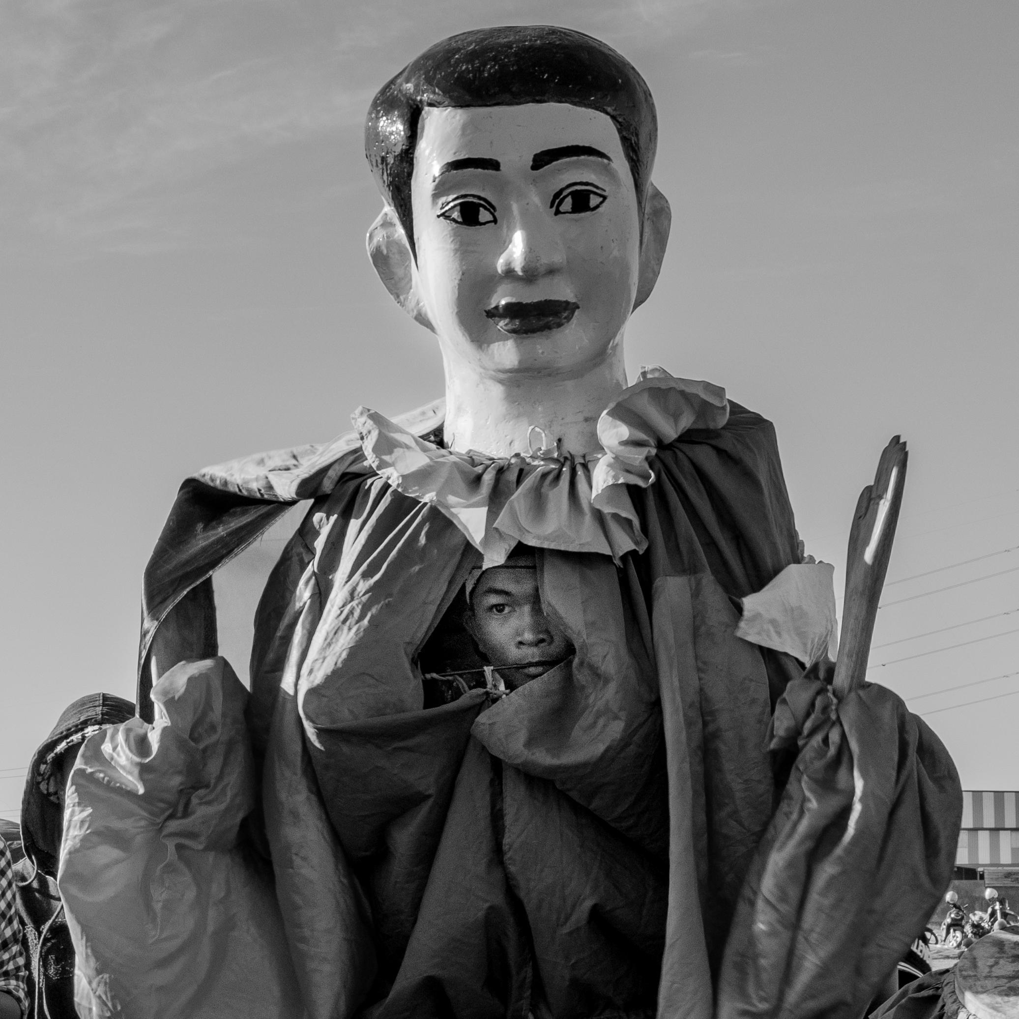 Bức ảnh của tác giả Campuchia Sam Ang Ourng. Tác phẩm ghi lại khoảnh khắc một người trình diễn điệu nhảy truyền thống Chai Yam, trùm kín mình là trang phục diễn độc đáo.