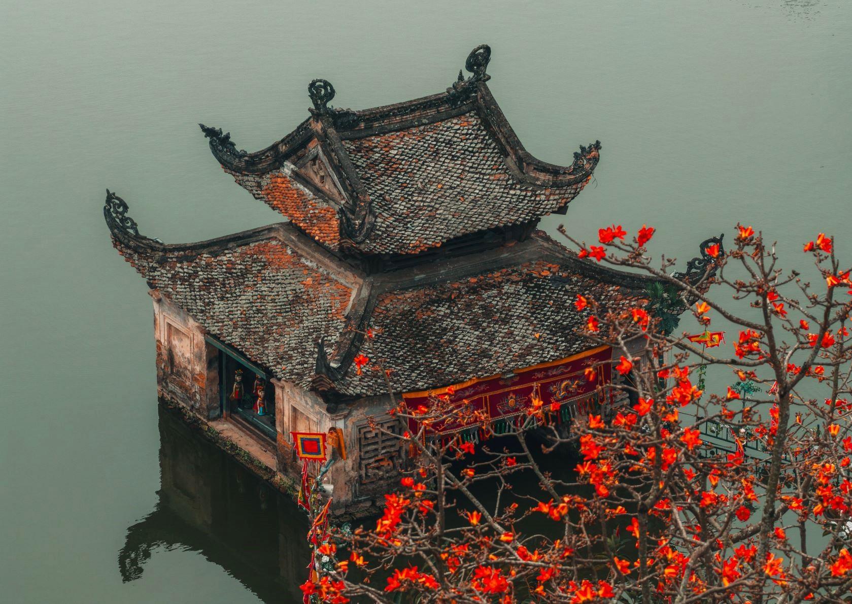 Một địa điểm không thể bỏ qua khi tới mùa hoa gạo Hà Nội là khuôn viên chùa Thầy ở xã Quốc Oai, cách trung tâm thành phố khoảng 25km, chỉ tốn 40 phút di chuyển.