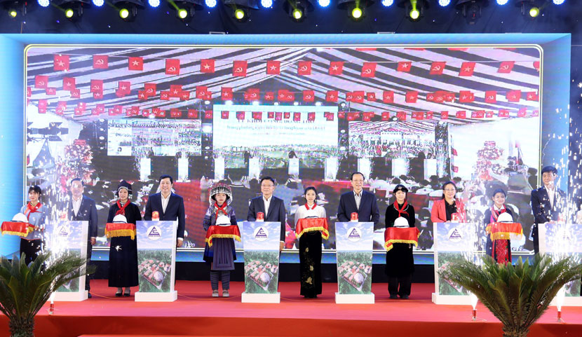 Phó Thủ tướng Lê Thành Long cùng các đại biểu thực hiện nghi thức bấm nút khởi công xây dựng trường tại tỉnh Lào Cai. Ảnh: Đức Tuân