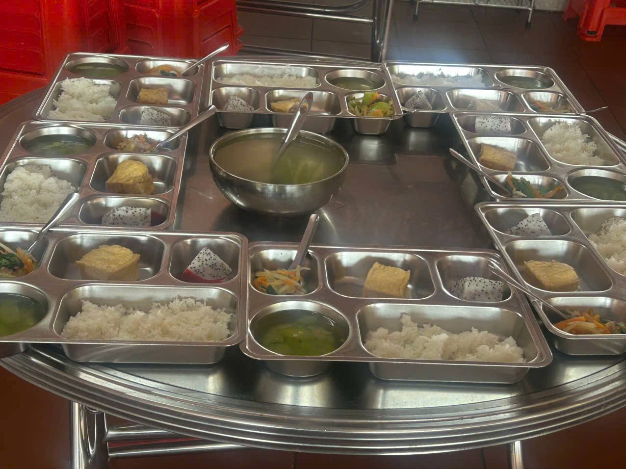 Phụ huynh phản ánh bữa ăn nghèo nàn, thiếu chất dinh dưỡng tại trường. Ảnh: Bảo Trung