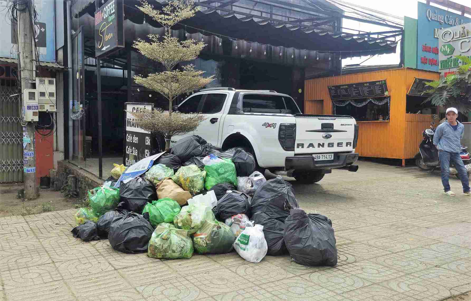 Rác thải ứ đọng trên Quốc lộ 20, đoạn qua xã Hòa Ninh gây ô nhiễm môi trường, mất mỹ quan (Ảnh chụp vào ngày 18.3). Ảnh: Phúc Khánh
