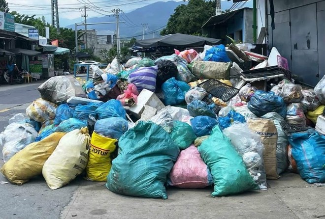 Hàng nghìn tấn rác tồn đọng ở 4 xã Đà Nẵng phải dọn sạch trước ngày 20.4