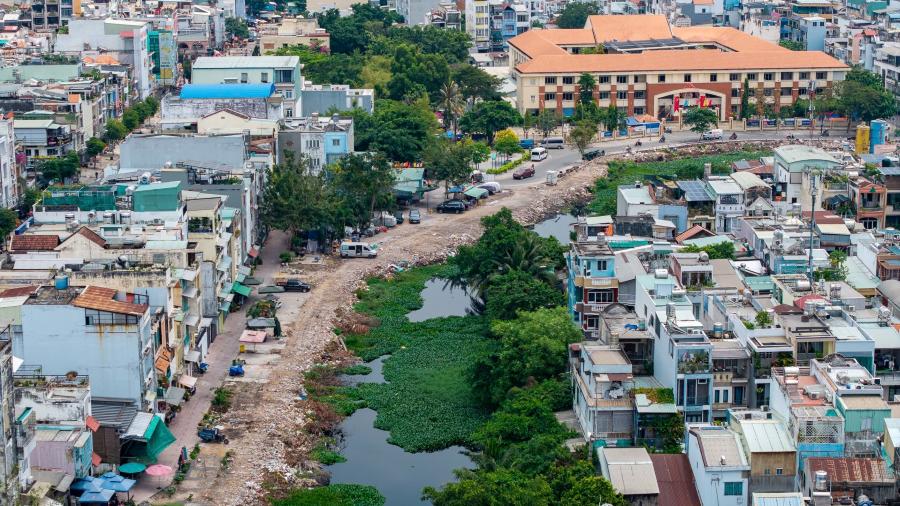 Tại gói XL02, mặt bằng hai bên rạch vẫn đang được dọn dẹp, việc triển khai thi công chỉ mới bắt đầu ở một vài vị trí. Ảnh: Anh Tú