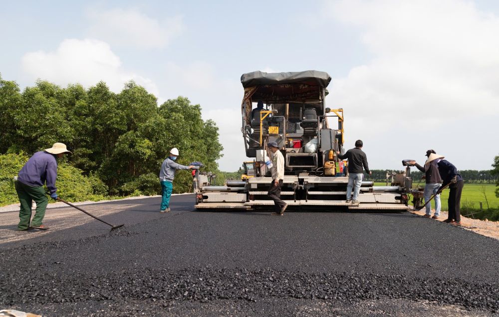 Một đoạn đường tránh đang thảm nhựa. Ảnh: Hưng Thơ