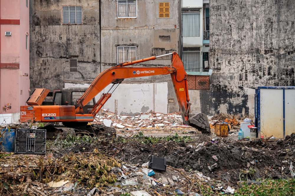 Hình ảnh ghi nhận tại đoạn gần cầu Phan Chu Trinh thuộc gói XL02. Một vài máy ép cọc đang hoạt động trên phần diện tích nhỏ hẹp vừa được giải tỏa. Ảnh: Thái Bảo