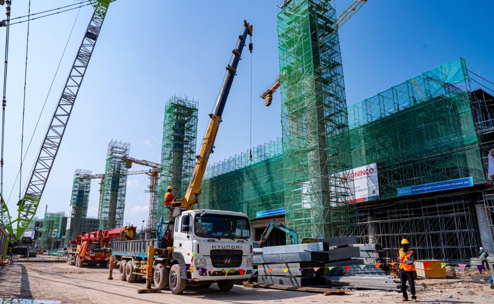 Dự án đầu tư mở rộng Cảng Hàng không Quốc tế Phú Quốc cũng đang được đẩy mạnh thi công. Ảnh: Sun Group