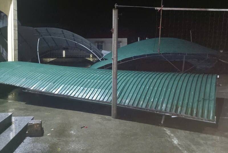 Giông lốc, mưa đá khiến nhiều nhà dân thiệt hại. Ảnh: Hoàng Chính