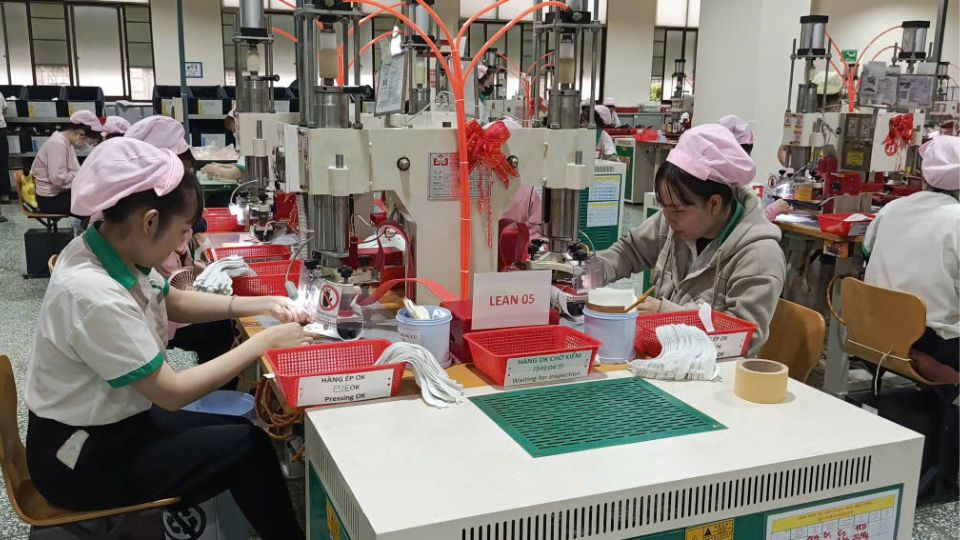 Cơ hội việc làm mở rộng cho lao động trên 40 tuổi. Ảnh: Hoàng Lộc