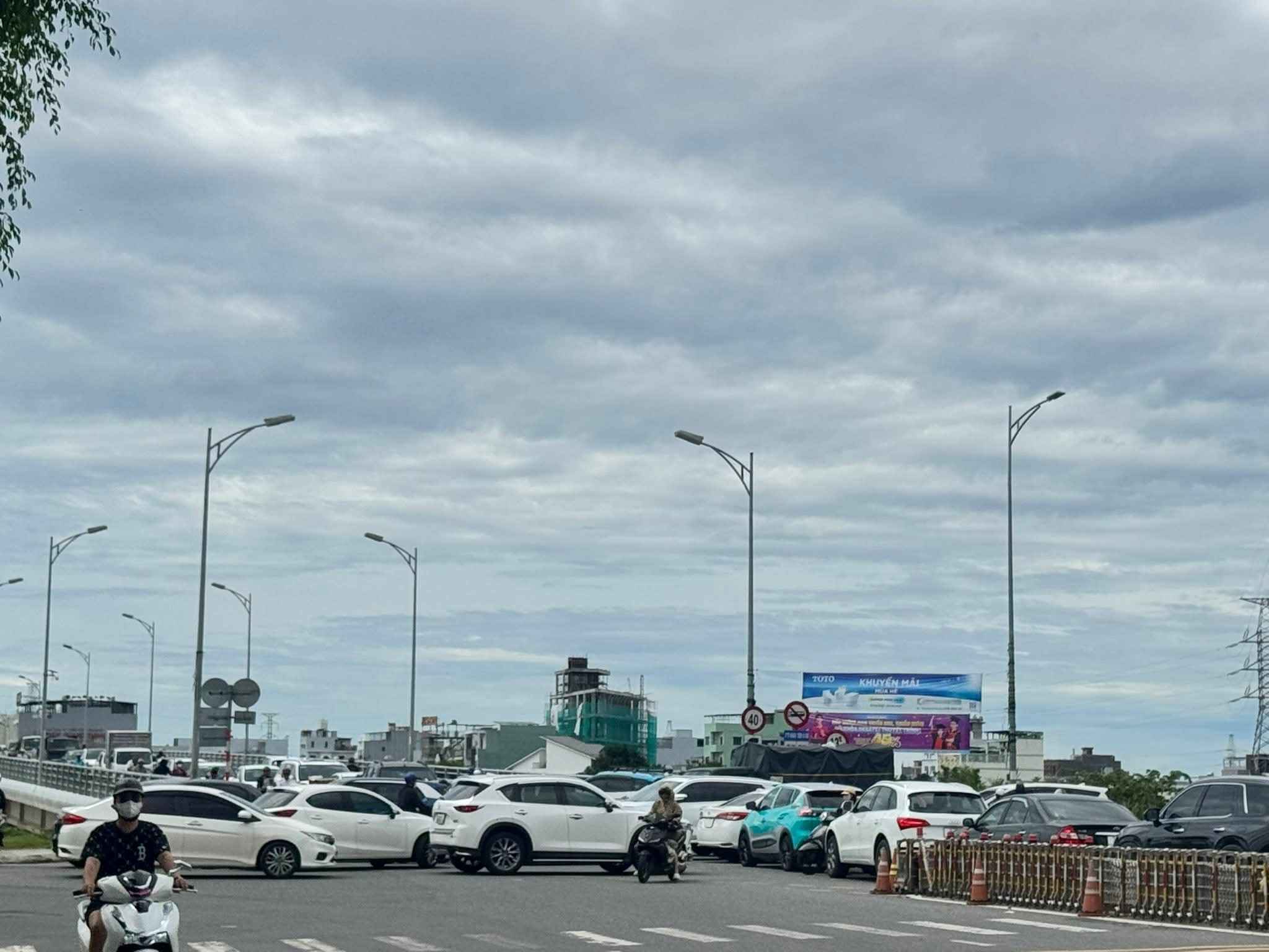 Tình trạng ôtô, xe máy chen chúc, tranh giành lối đi diễn ra tại khu vực cầu Hòa Xuân mỗi giờ tan tầm. Ảnh: Trang Anh