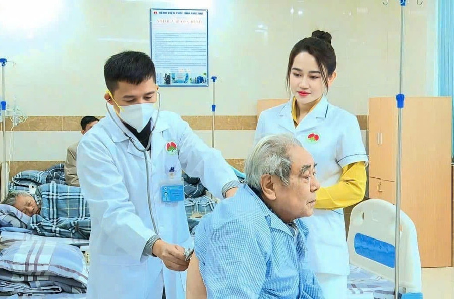 Các bác sĩ tại Bệnh viện Phổi tỉnh Phú Thọ thăm, khám cho bệnh nhân.