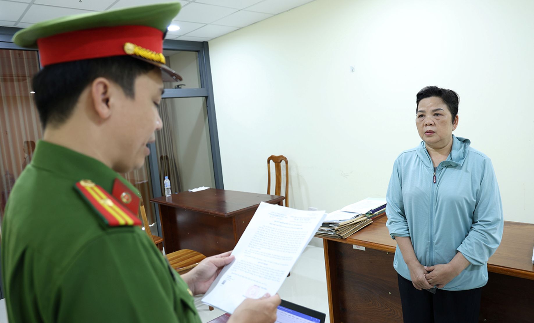 Phòng Cảnh sát kinh tế Công an tỉnh tống đạt các quyết định và lệnh cấm đi khỏi nơi cư trú đối vơi bị can Nguyễn Thị Mỹ Cơ. Ảnh: Vũ Tiến