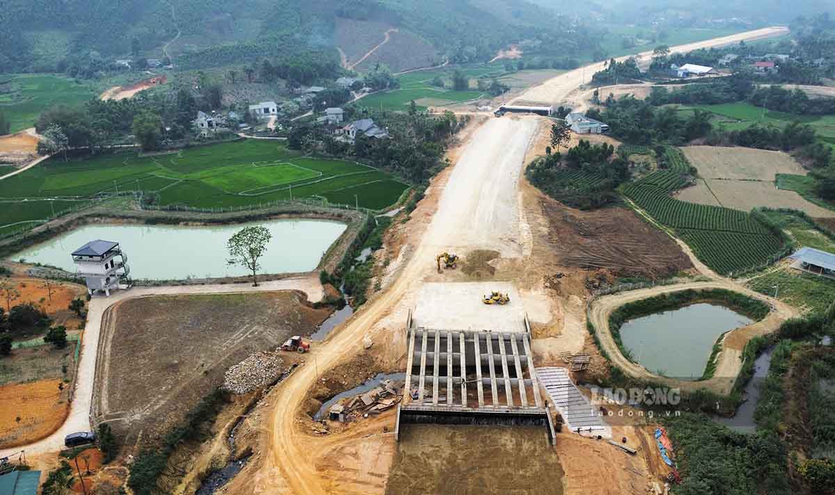 Hoạt động thi công diễn ra liên tục trên toàn tuyến.