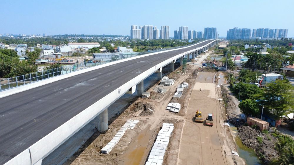 Các xe chuyên dụng được huy động tối đa, làm việc liên tục trên công trường để đảm bảo mốc thông xe kỹ thuật 30.4. Ảnh: Anh Tú