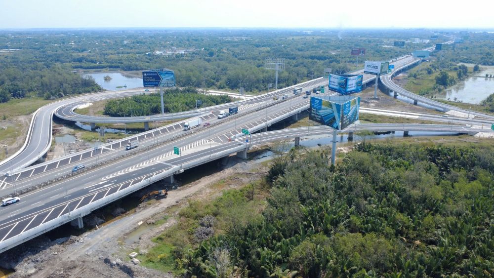 Việc đẩy nhanh hạng mục thảm nhựa giúp dự án Vành đai 3 sớm về đích, kết nối 5 tuyến cao tốc và giải quyết ùn tắc cho cửa ngõ phía Đông TPHCM. Ảnh: Anh Tú