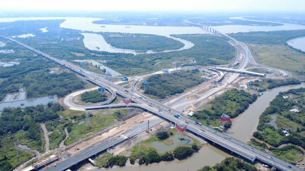 Toàn cảnh đoạn tuyến Vành đai 3 kết nối với cao tốc TPHCM - Long Thành - Dầu Giây đang được tập trung thi công lớp áo đường.