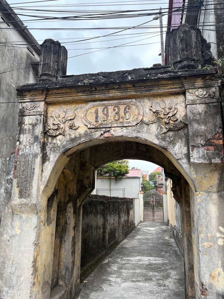 Một chiếc cổng tại làng Hành Thiện. Ảnh: Bảo Hân