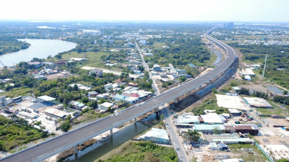 Đoạn Vành đai 3 trên cao từ chùa Bửu Long đến khu đô thị Vinhomes Grand Park đã hiện rõ toàn bộ hình hài với mặt đường được thảm nhựa kéo dài khoảng 4 km. Ảnh: Anh Tú