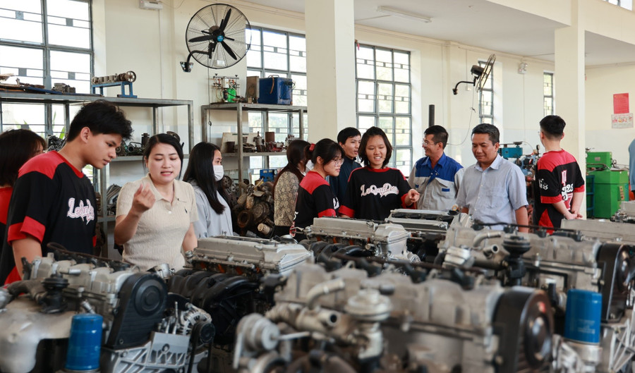 Sinh viên Trường Cao đẳng Kỹ thuật Công nghệ Quy Nhơn tại phòng thực hành với đầy đủ trang thiết bị hiện đại.