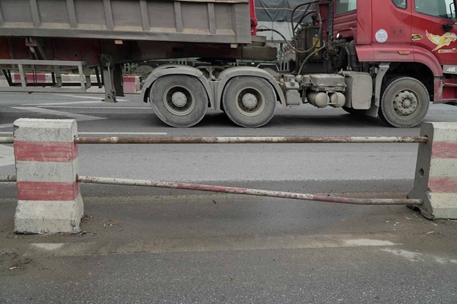 Dải phân cách cầu Thanh Trì xuống cấp trầm trọng