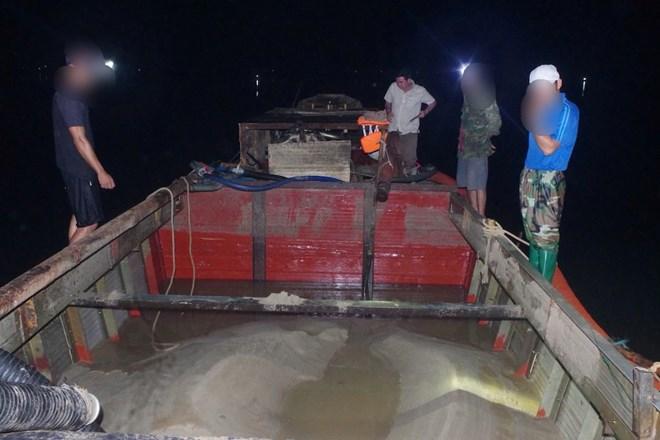 Bắt quả tang 3 đối tượng khai thác cát trái phép trên sông Thạch Hãn