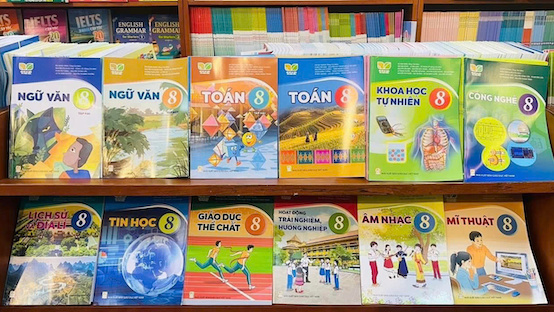 Bộ GDĐT đề xuất miễn phí sách giáo khoa trên toàn quốc từ năm học 2029–2030 và miễn học phí, giáo trình môn GDQPAN từ 2027–2028. Ảnh: Vân Trang