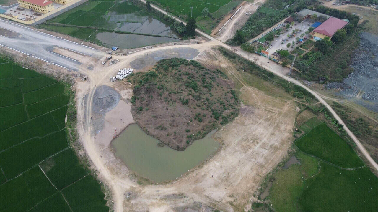 Nhiều vị trí thi công dang dở. Ảnh: Minh nguyễn