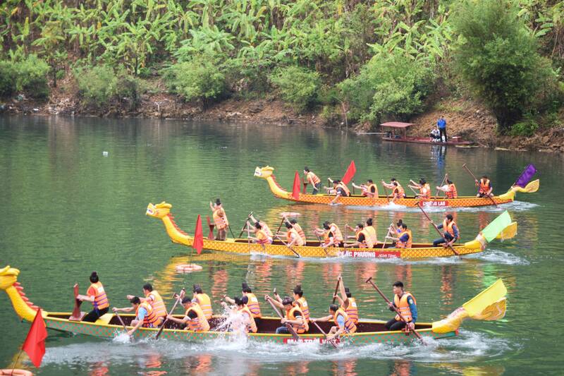 Phần thi đua thuyền tại Lễ hội Nàng Han, xã Mường La. Ảnh: Trường Sơn