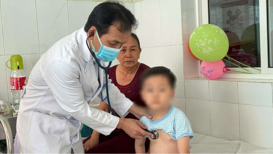 Người dân vẫn còn chủ quan trước nguy cơ lây lan sốt xuất huyết. Ảnh: Hoàng Lộc