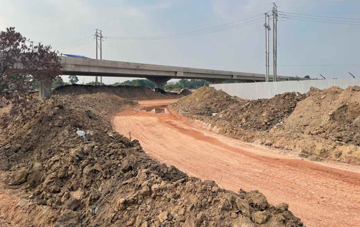 Nền đường dẫn đang được đắp đất. Ảnh: Đình Trọng