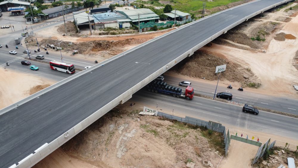 Cầu vượt đường Vành đai 3 TPHCM bắc qua Quốc lộ 13. Ảnh: Đình Trọng