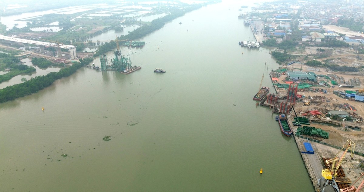 Sau khi hoàn thiện, cầu Nguyễn Trãi sẽ là cầu thứ 6 bắc qua sông Cấm và là cầu dây văng rộng nhất tại Hải Phòng. Ảnh: Mai Dung