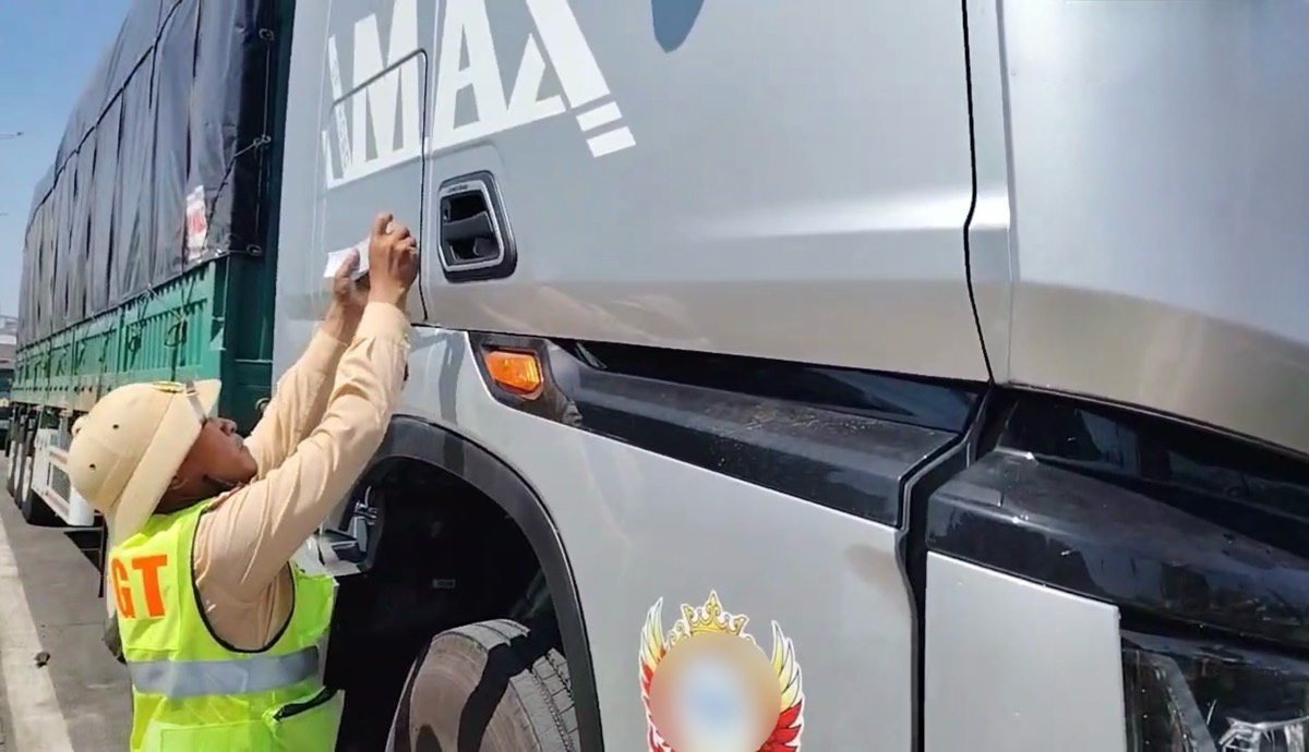 Cảnh sát Giao thông niêm phong phương tiện để tạm giữ. Ảnh: Cảnh sát Giao thông