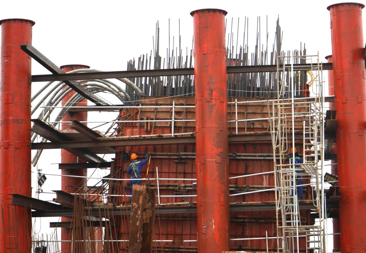 Hơn 100 công nhân đang được huy động thi công 2 trụ chính của cầu Nguyễn Trãi. Ảnh: Mai Dung