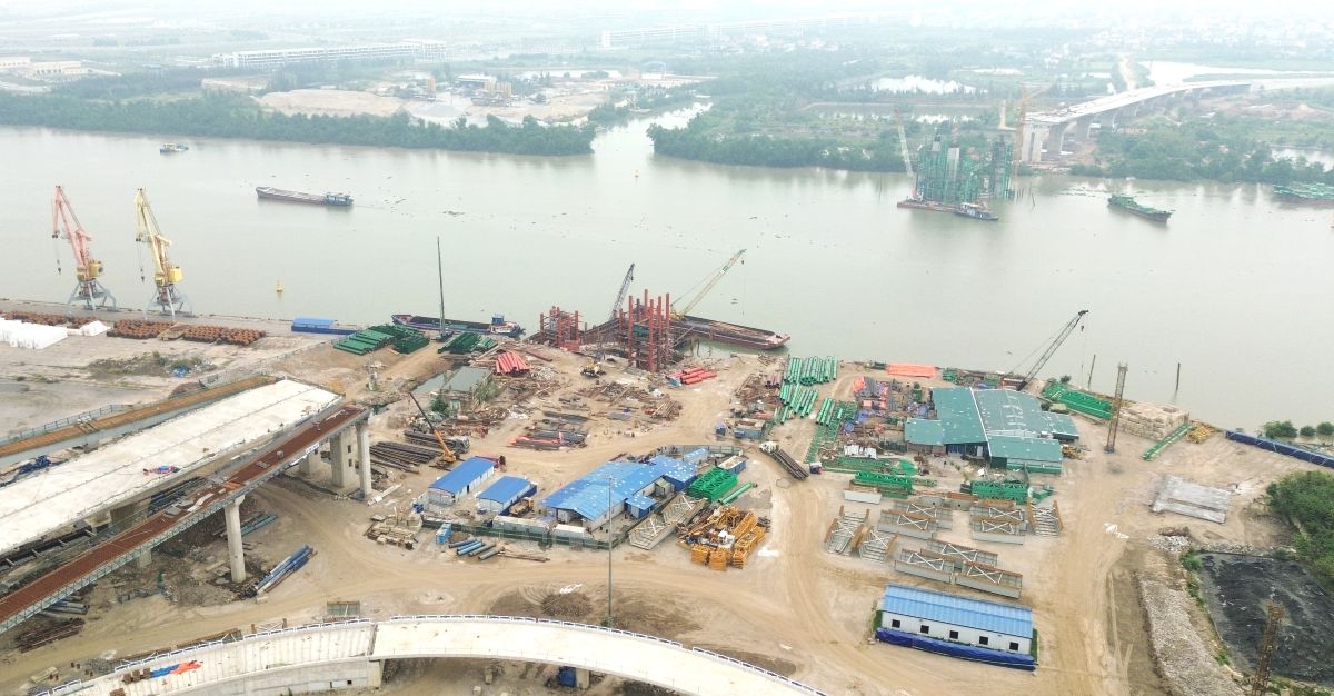 Toàn cảnh công trường thi công cầu dây văng.