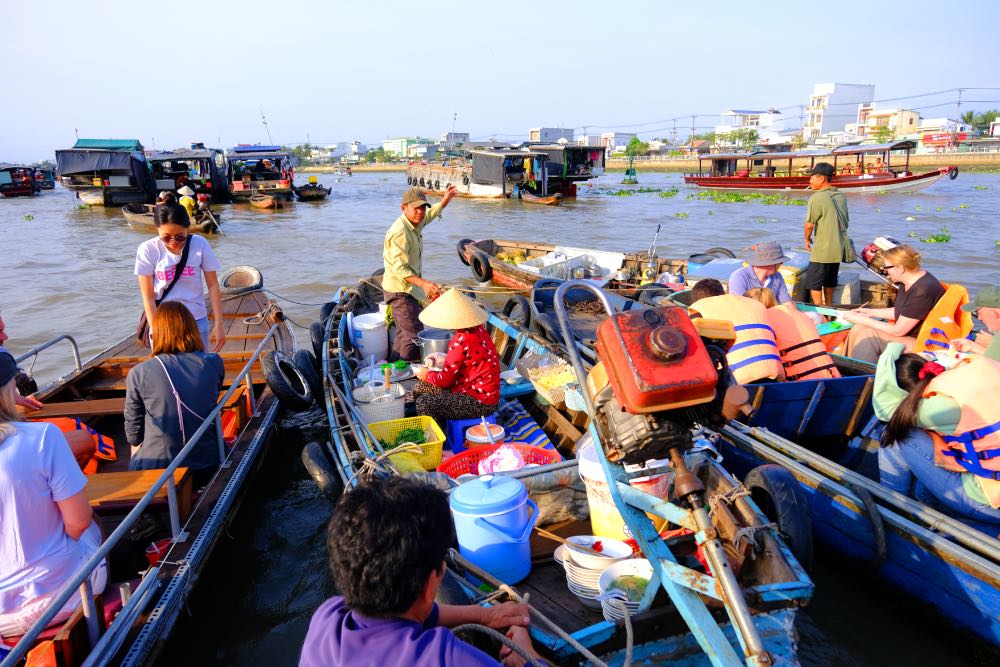 Hoạt động ăn sáng trên Chợ nổi Cái Răng được nhiều du khách ưa thích. Ảnh: Hàn Lâm
